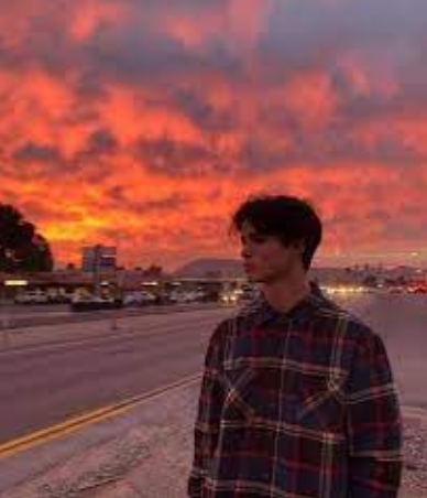 <em><strong>Adrián Flores</strong></em>